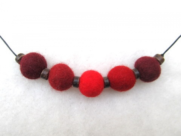 Filzperlenkette rot dreifarbig